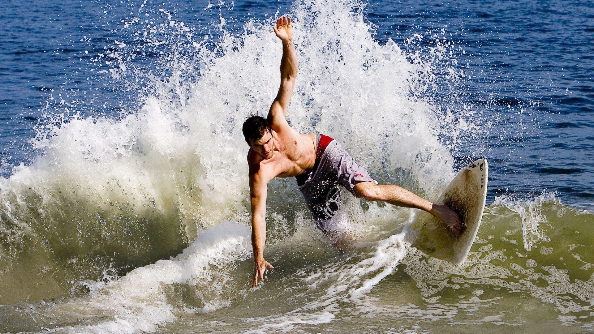 GIF疯传!灌篮大赛惊现灵魂跳水式扣篮 球迷调侃,菲律宾杂技团跨界参赛?