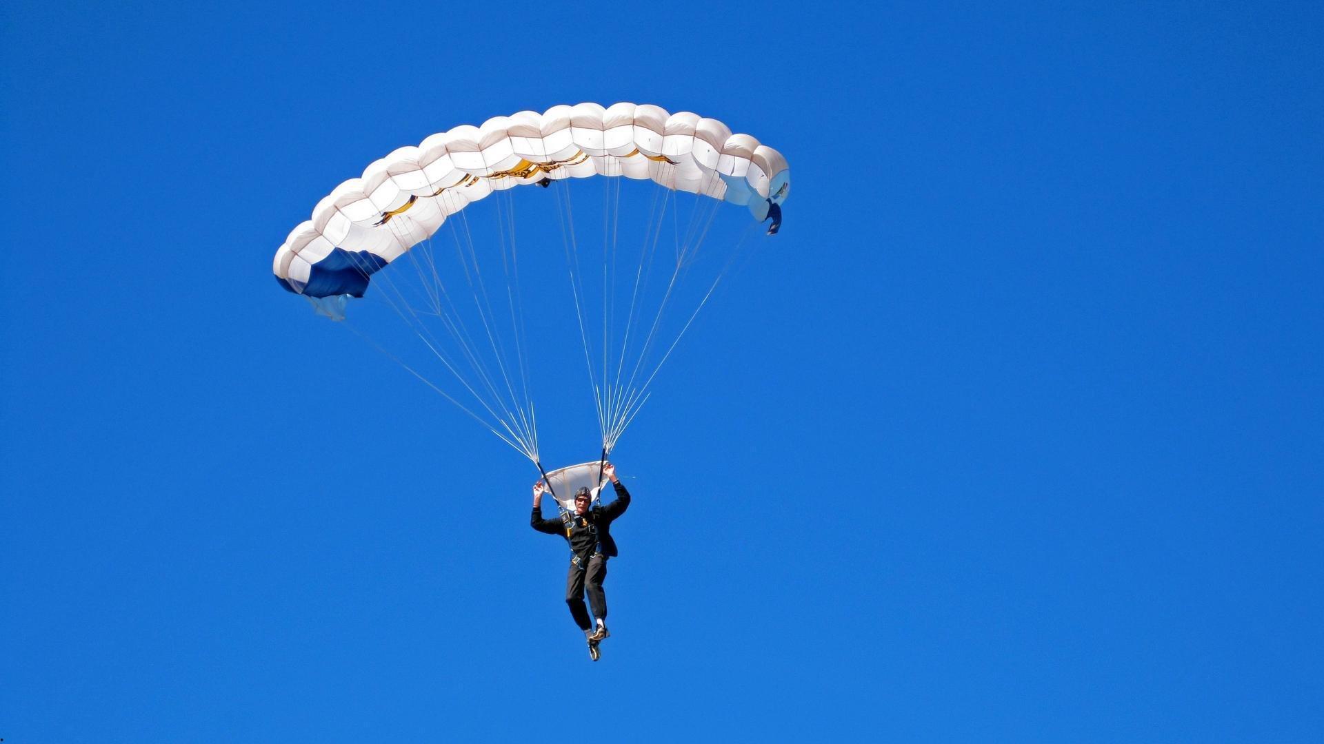 艾弗森力挺安东尼，他仍能适应联盟，退役为时尚早