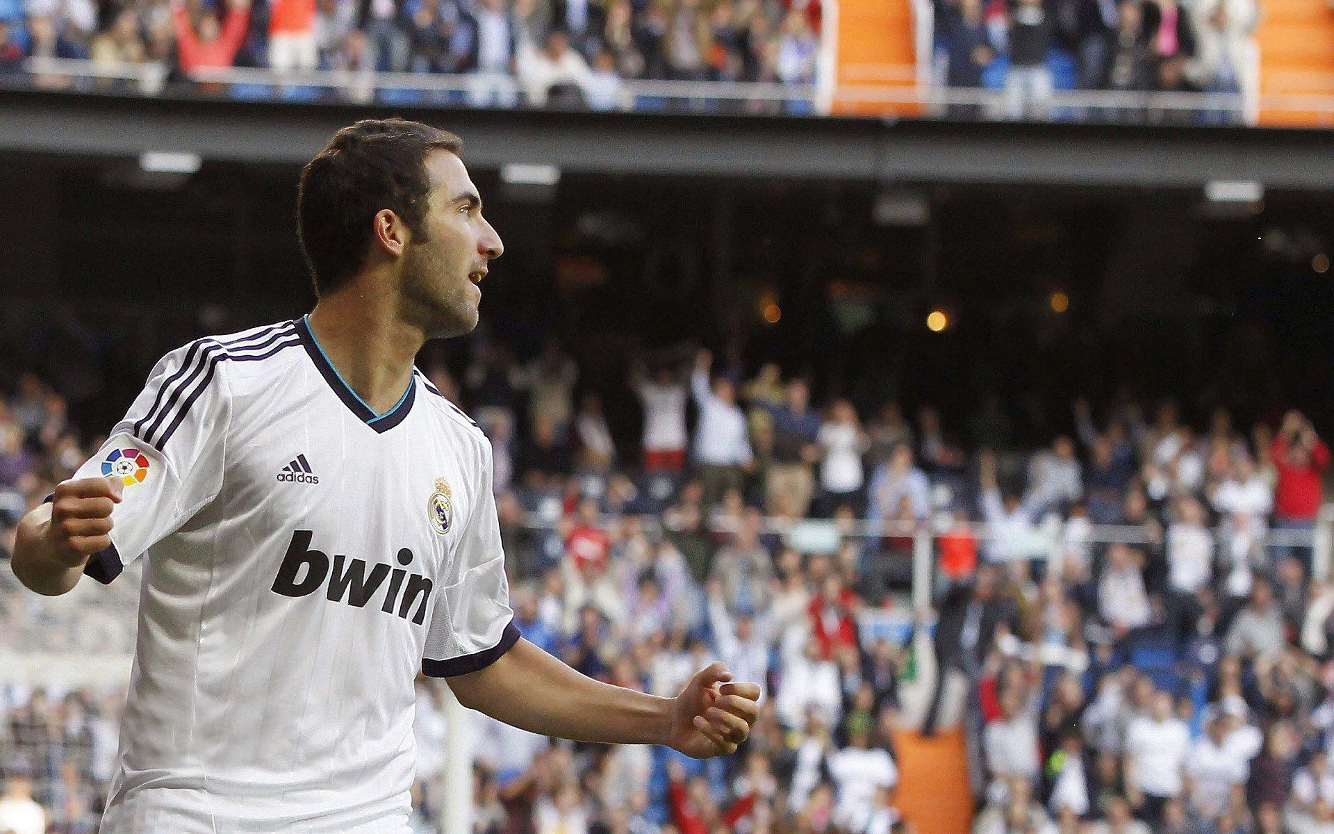 团队危机中哈登挺身而出扛起责任 队友摸鱼态度成隐忧